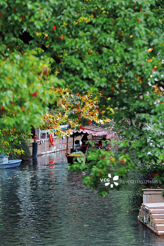 苏州秋天的江南水乡古镇有树有河有建筑图片素材