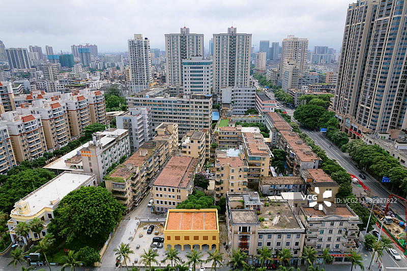 中国广东省湛江市霞山区爱国街道海滨大道南与延安路交叉处，广州湾法国公使署旧址，航拍城市风光图片素材