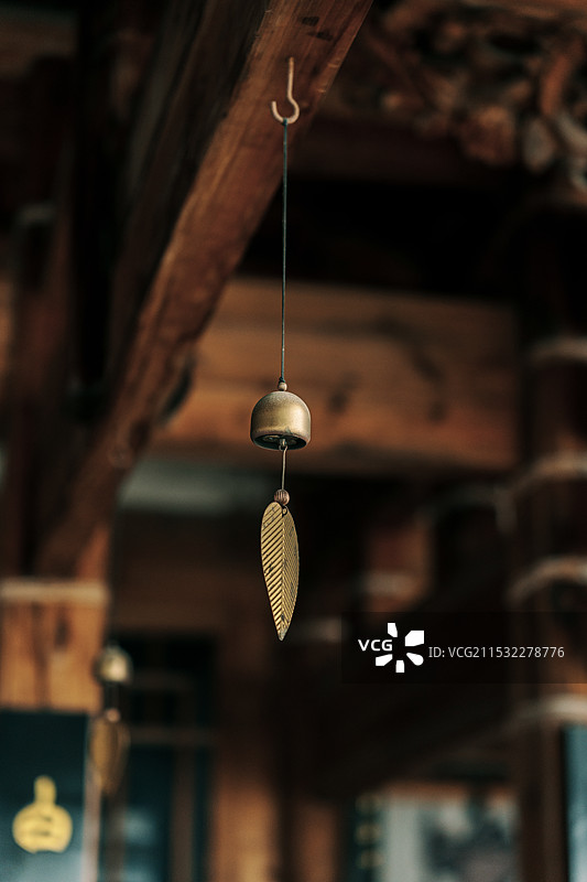 悬挂的叶片形状风铃特写图片素材