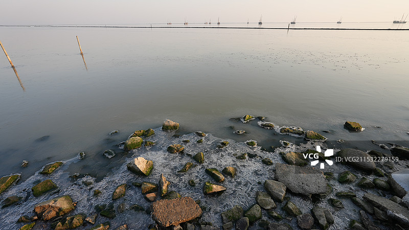 冬天冰雪覆盖的湖岸图片素材