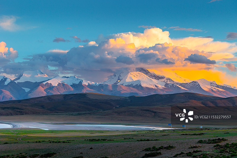 西藏阿里地区纳木那尼峰雪山日照金山，那木那尼峰蓝调日落图片素材