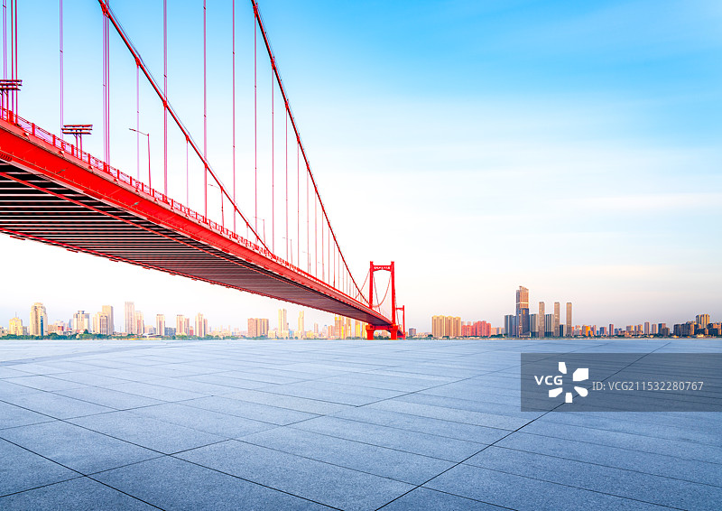 武汉鹦鹉洲长江大桥现代城市停车场地面汽车背景图图片素材