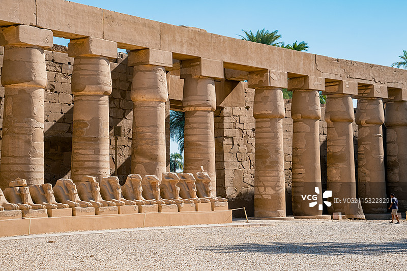 埃及卢克索卡纳克神庙的古老石柱图片素材
