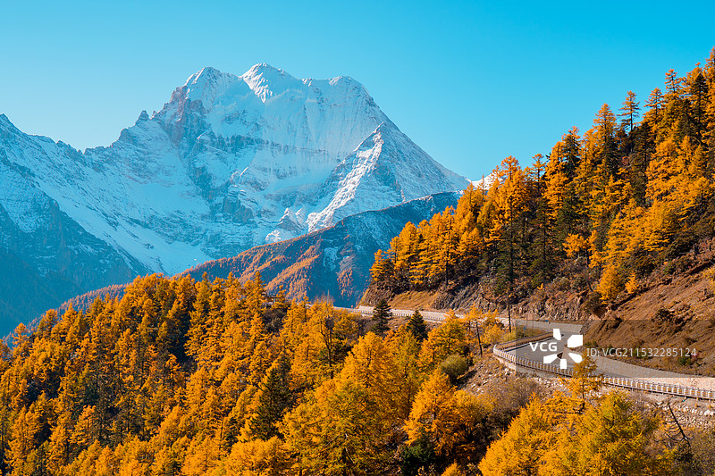 稻城亚丁金秋十月图片素材