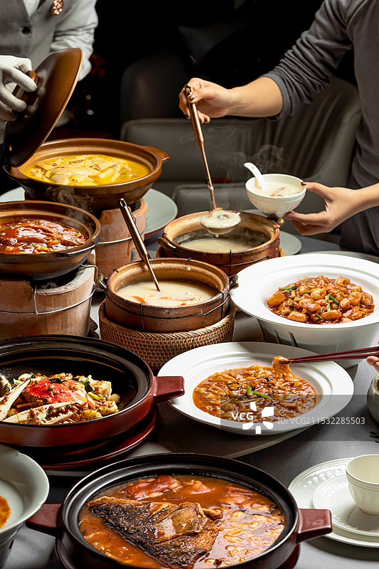 砂锅现熬海鲜盛宴花胶佳肴盛宴滋补年夜饭图片素材