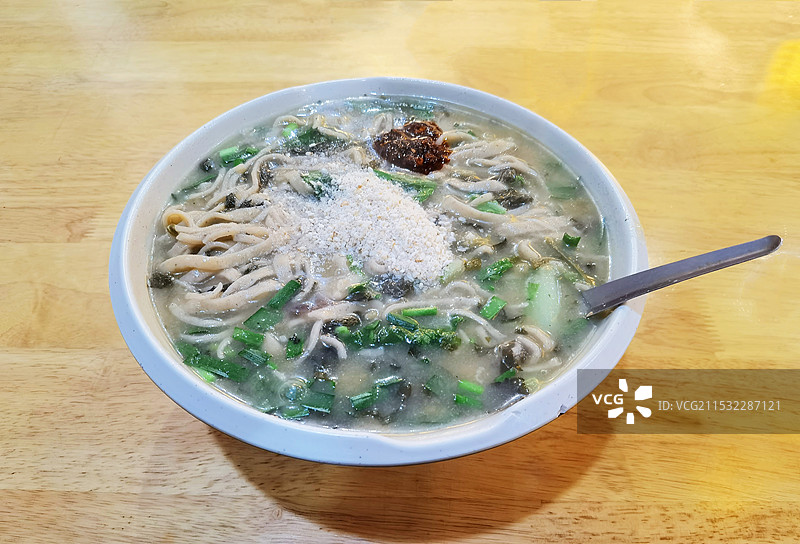 一碗热气腾腾的芝麻叶糊涂面香气扑鼻图片素材