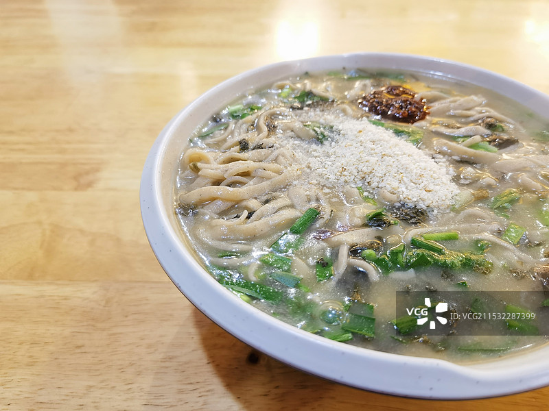一碗热气腾腾的芝麻叶糊涂面香气扑鼻图片素材