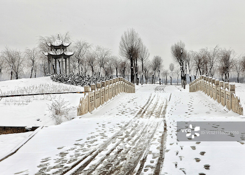 亭子与桥雪后图图片素材