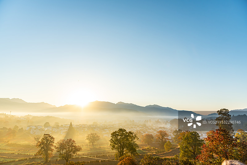 徽州古村的晨雾与日出（卢村）图片素材