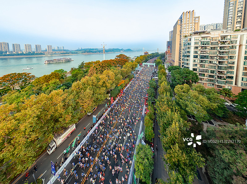 2024宜昌马拉松开跑图片素材