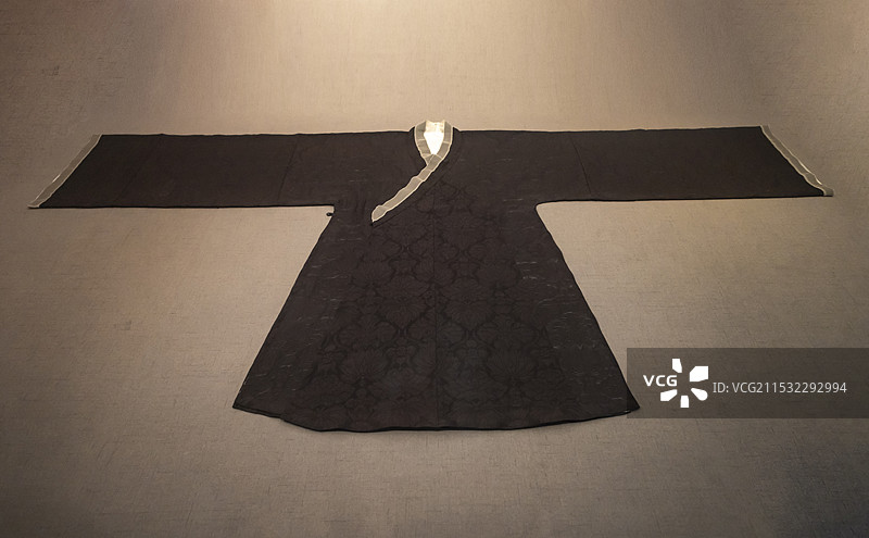 交领莲花纹亮地纱袍 南宋 台州黄岩南宋赵伯澐墓出土 中国丝绸博物馆藏图片素材