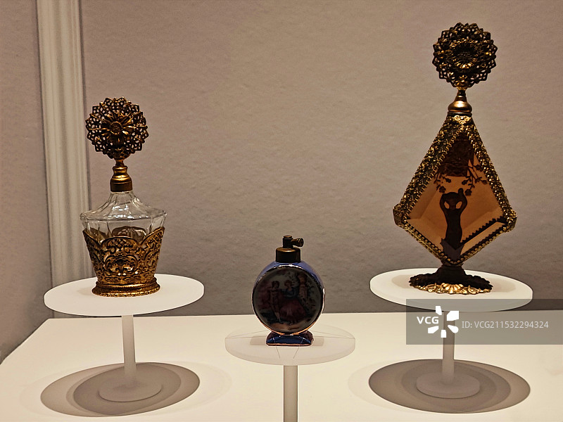 法国镂雕套玻璃香水瓶，彩绘人物香水瓶，香水瓶图片素材
