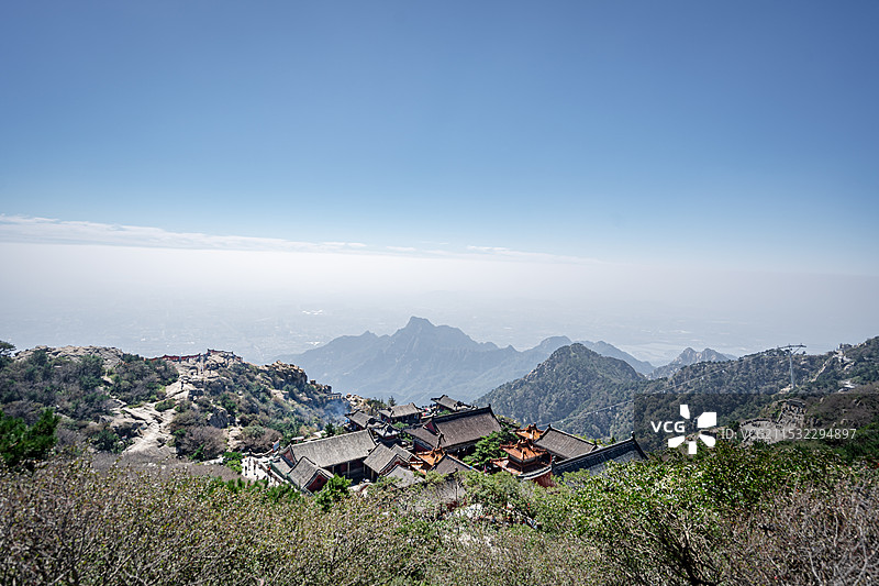 泰山顶俯看古建筑的屋顶，山东泰安图片素材