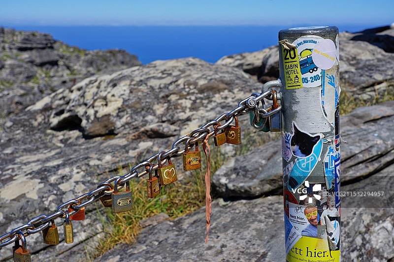 南非开普敦，桌山Table Mountain，栏杆与纪念锁图片素材