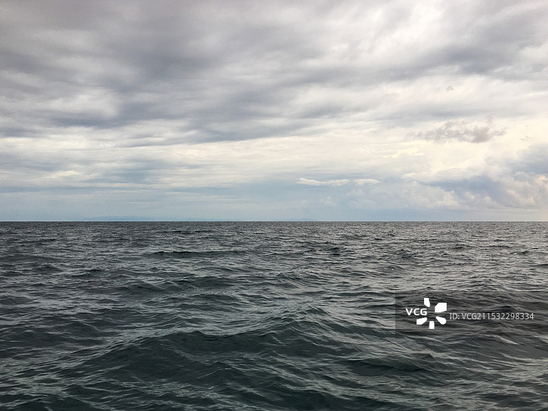 马来西亚沙巴：傍晚出海钓鱼拍摄的天空和大海图片素材