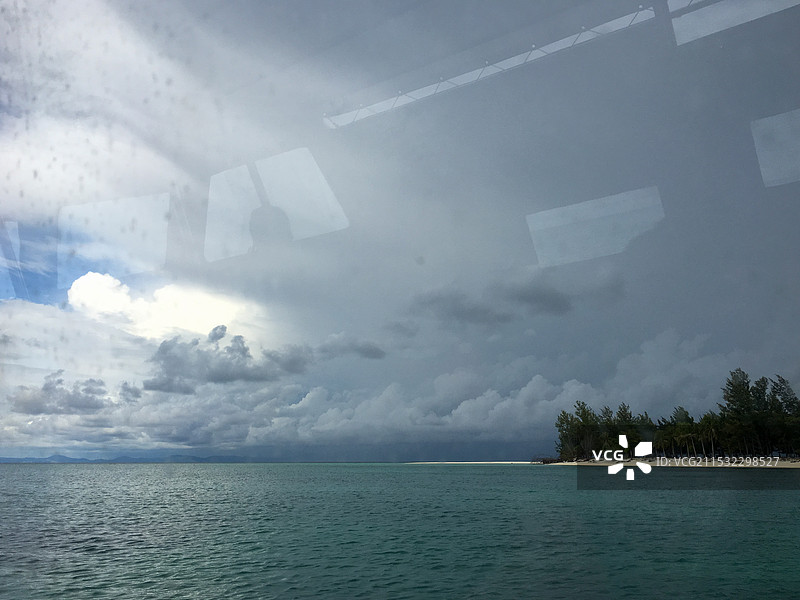 马来西亚沙巴一个小岛的海岸线图片素材