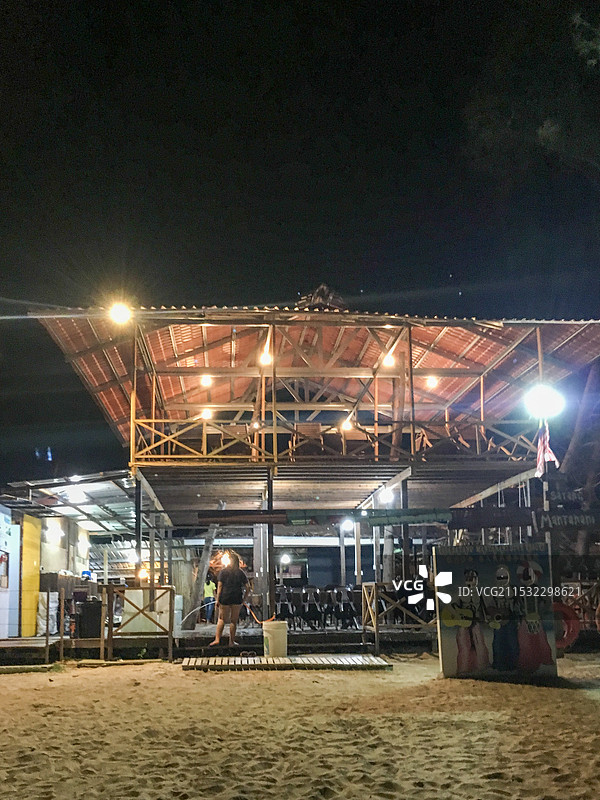晚上在海滩上娱乐图片素材