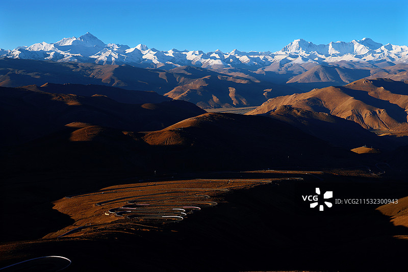 喜马拉雅山脉下的盘山路图片素材