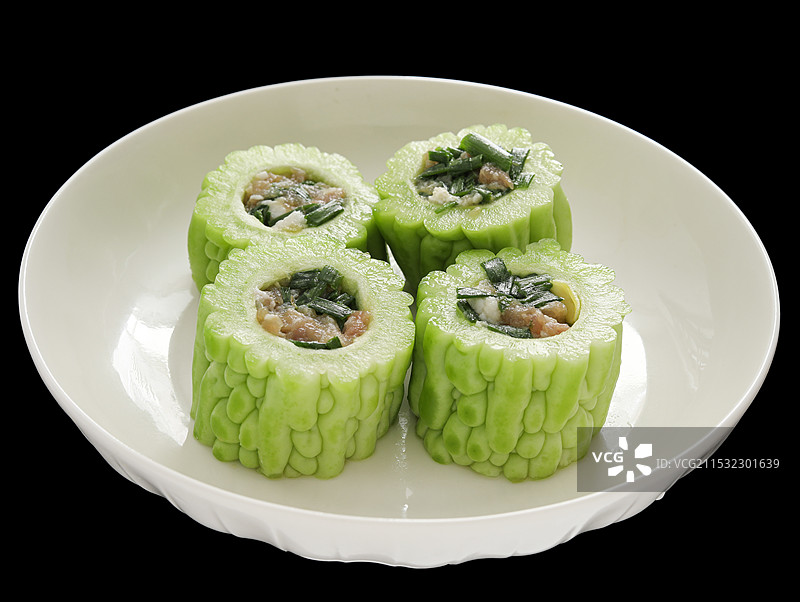 黑色背景盘子中的新鲜食材酿苦瓜图片素材