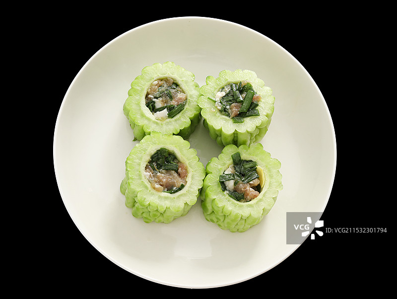 黑色背景盘子中的新鲜食材酿苦瓜图片素材