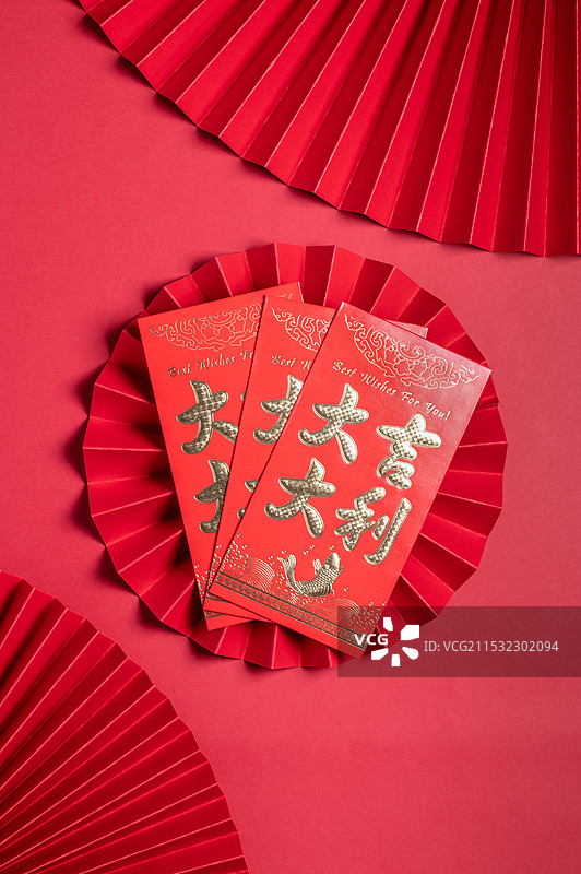 新年红色喜庆背景上的红包图片素材
