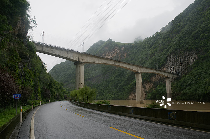 陕西旬阳国道211及襄渝铁路桥图片素材