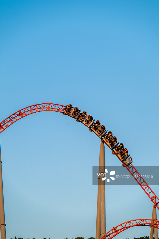 晴朗蓝天下的起重机俯视图图片素材