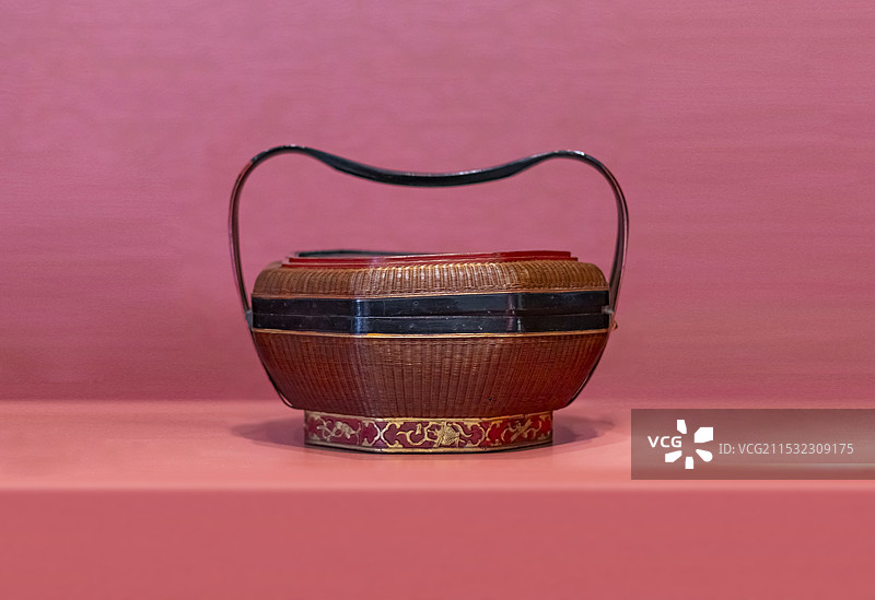 黑地金漆人物纹细密编八角形竹编提篮 民国 浙江省博物馆之江馆图片素材