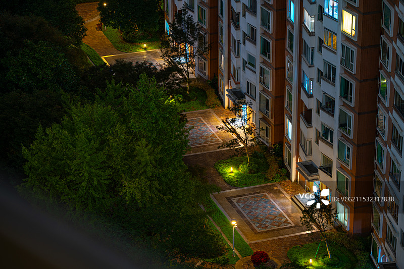 社区夜景 晚归 家 住宅楼下的路灯照亮小区道路 上海浦东花木街道联洋社区 联洋年华园图片素材