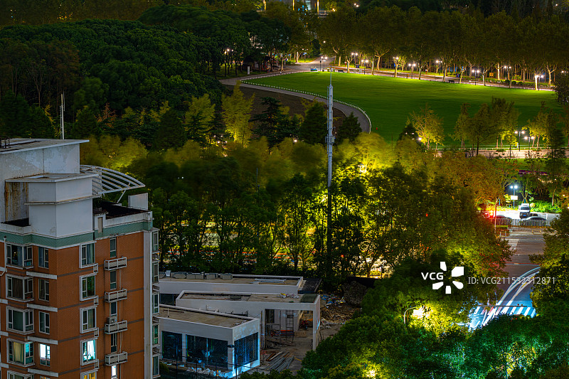公园里的大草坪夜景 上海浦东世纪公园 联洋社区 联洋年华园 锦绣路迎春路图片素材