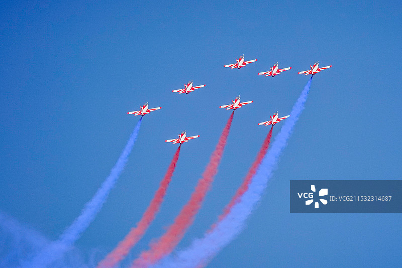 珠海航展红鹰飞行编队拉花图片素材