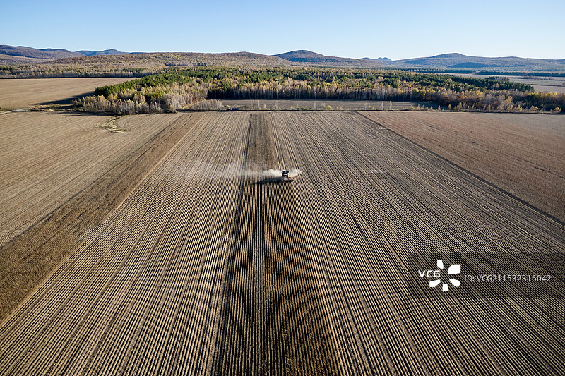 无人机航拍东北黑龙江秋天丰收的田图片素材