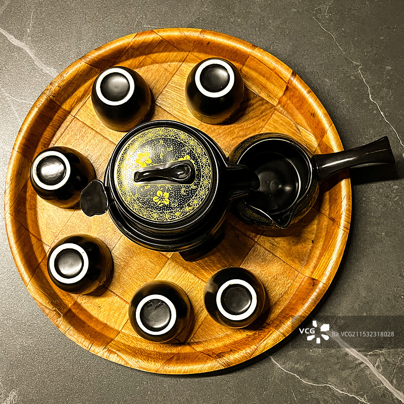 桌子上瓶子的正上方图片素材