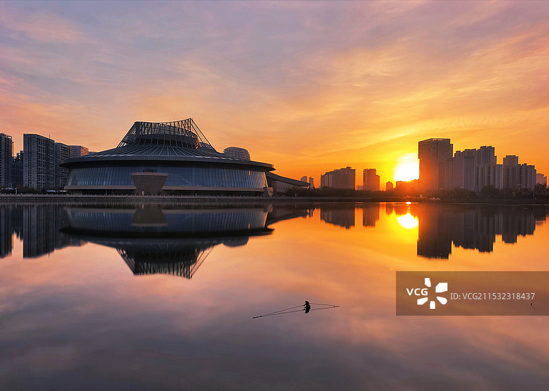 《日出中的东湖光景》图片素材