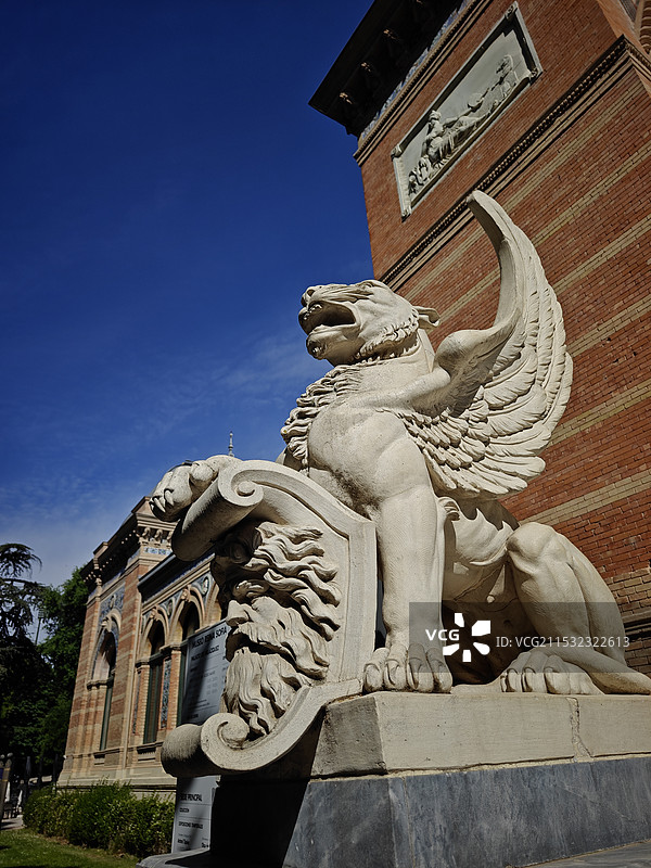 马德里委拉斯凯兹宫前的狮子雕塑图片素材