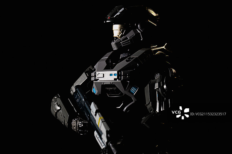 黑色背景下的机器人特写镜头图片素材