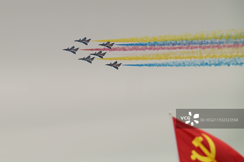 八一飞行表演队在第十五届中国国际航空航天博览会上进行表演图片素材