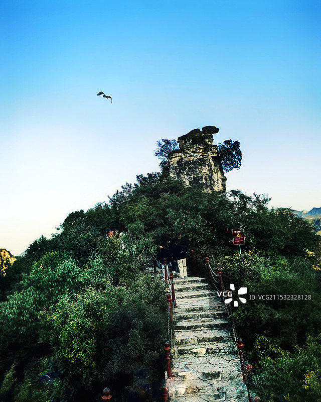 蓝天映衬下的通天峡景观之一图片素材