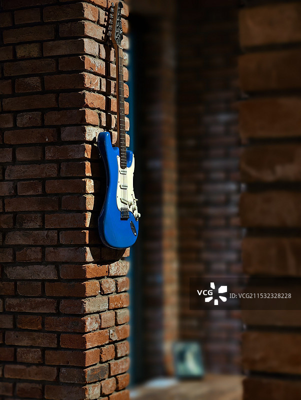 靠墙电吉他的静物特写镜头图片素材