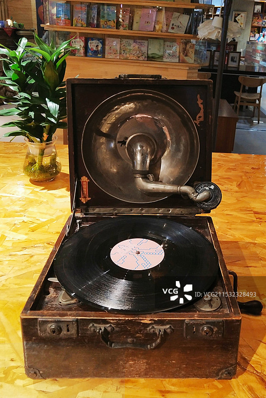 桌上的留声机唱片 老古董图片素材