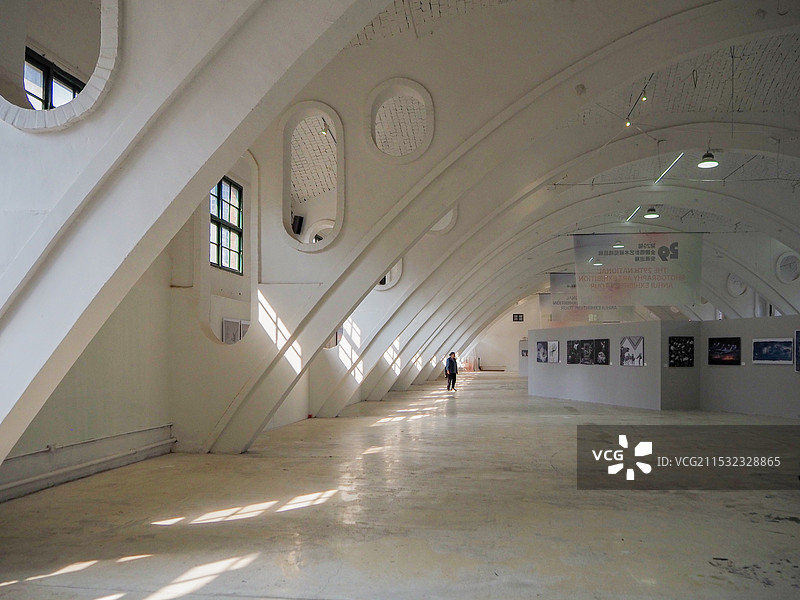 人在走廊中行走的后视图图片素材