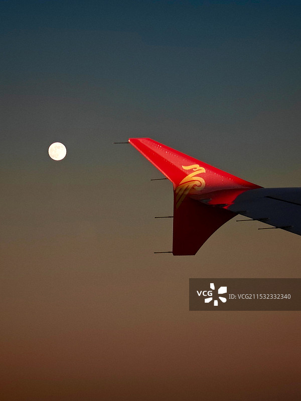 西安飞回泉州，终于重见蓝天白云+明月图片素材