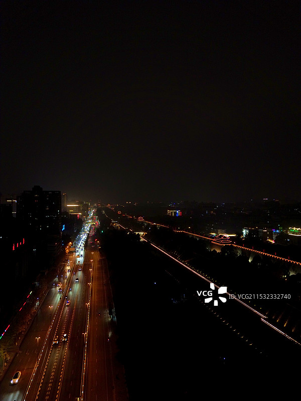 十一月深秋夜晚航拍西安城墙东南角楼图片素材