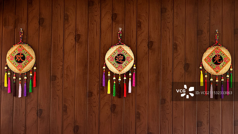 挂在墙上的彩色装饰特写镜头图片素材