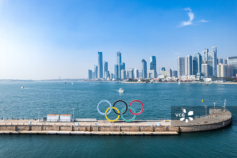 山东省青岛市奥林匹克帆船中心奥运五环标志和浮山湾沿海城市建筑群图片素材
