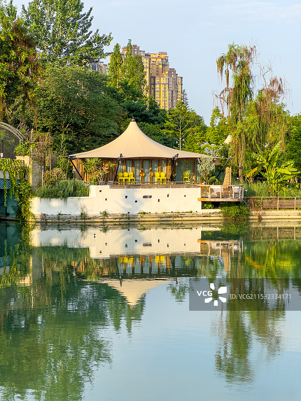 湖畔静谧的帐篷餐厅图片素材