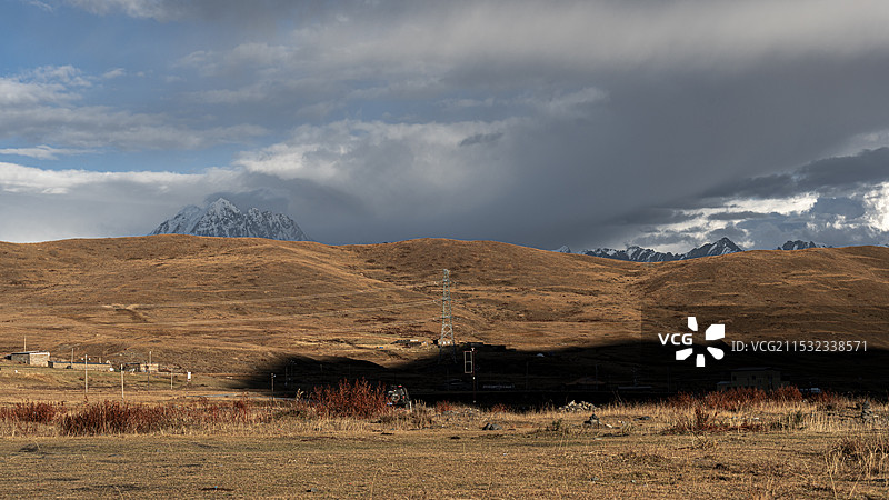 姑弄村看雅拉雪山图片素材