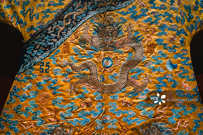 清代明黄缎彩绣平金棉龙袍 沈阳故宫博物院展出文物图片素材