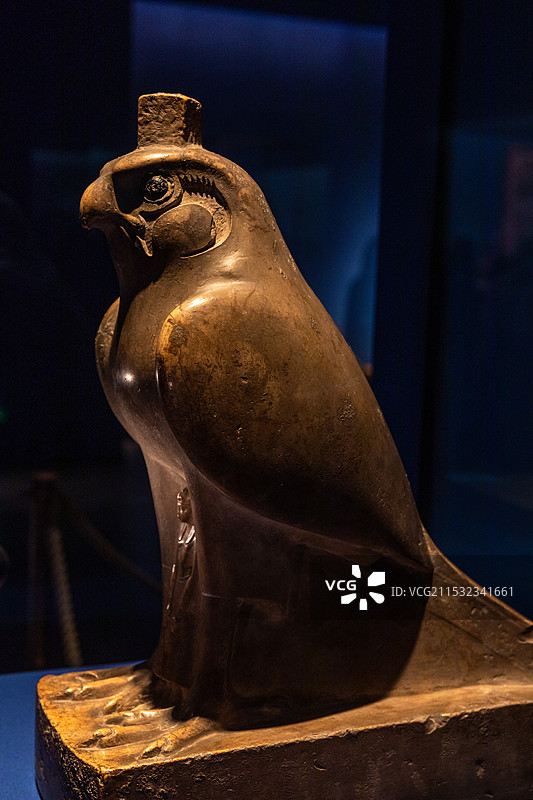 上海博物馆埃及文物展守护国王的鹰神雕像图片素材