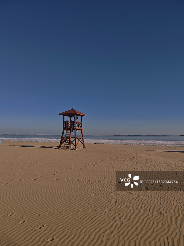 碧空映衬下的海滩风景图片素材
